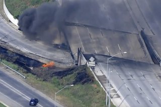 Des images impressionnantes des chaînes de télévision locales montrent cette portion de l'autoroute plonger abruptement vers une route de moindre importance qui passe en-dessous.
